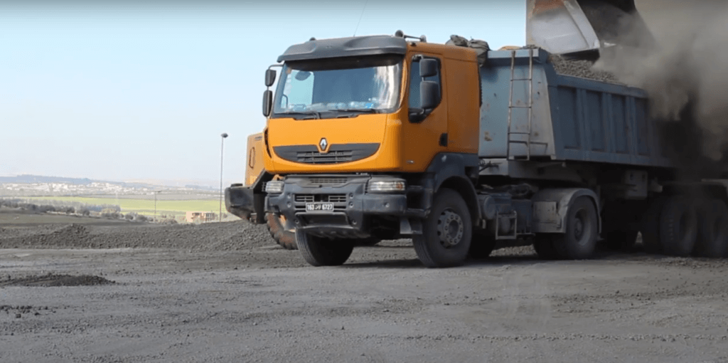 Illustration d'un camion en train de charger du clinker - dégagement de poussières de clinker